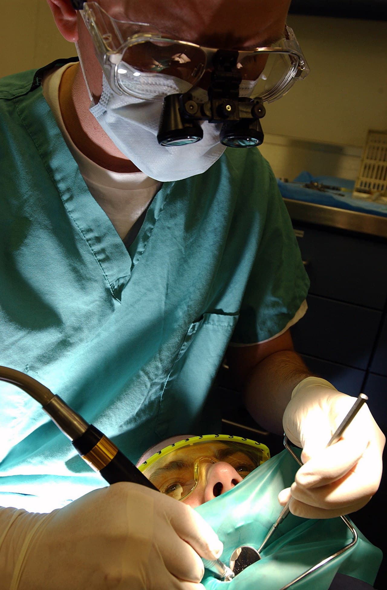 Dentiste effectuant un traitement de canal endodontique