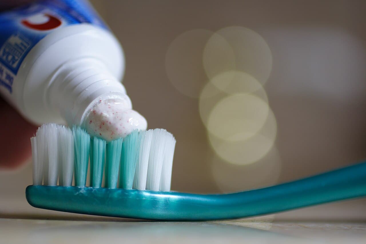 Brosse a dents avec dentifrice fluore